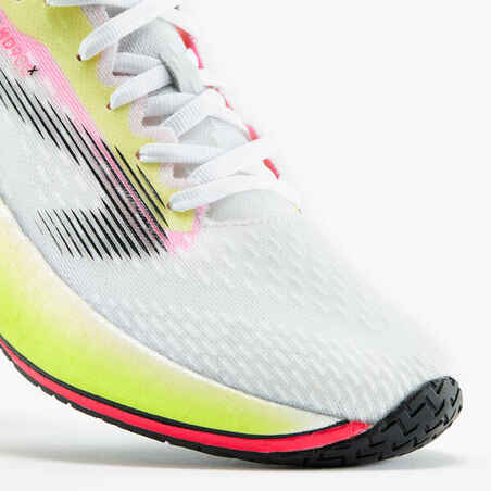 נעלי ריצה לנשים עם ציפוי פחמן, דגם KIPRUN KD900X - לבן
