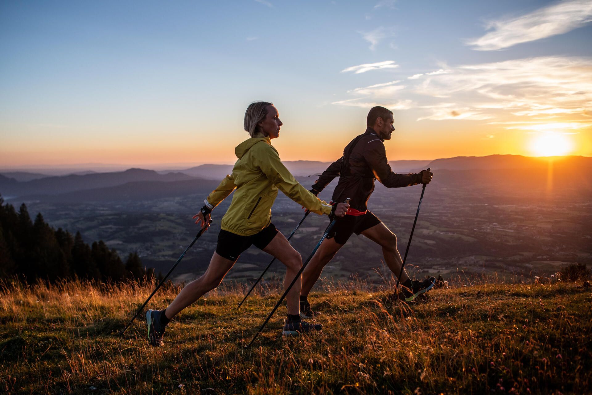 Kobieta i mężczyzna trenujący nordic walking