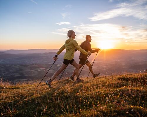 kobieta i mężczyzna trenujący nordic walking w odzieży sportowej