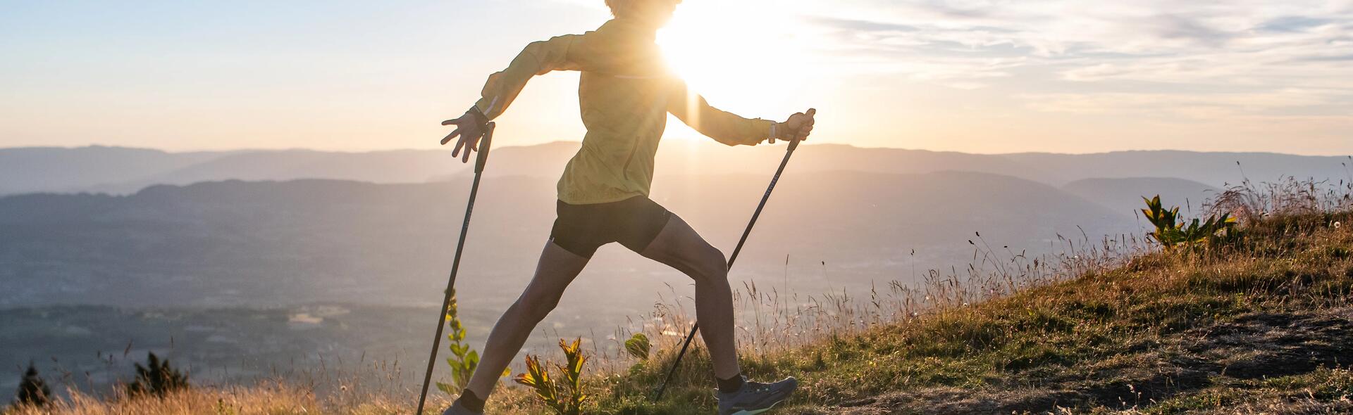 osoba z kijkami nordic walking w górach