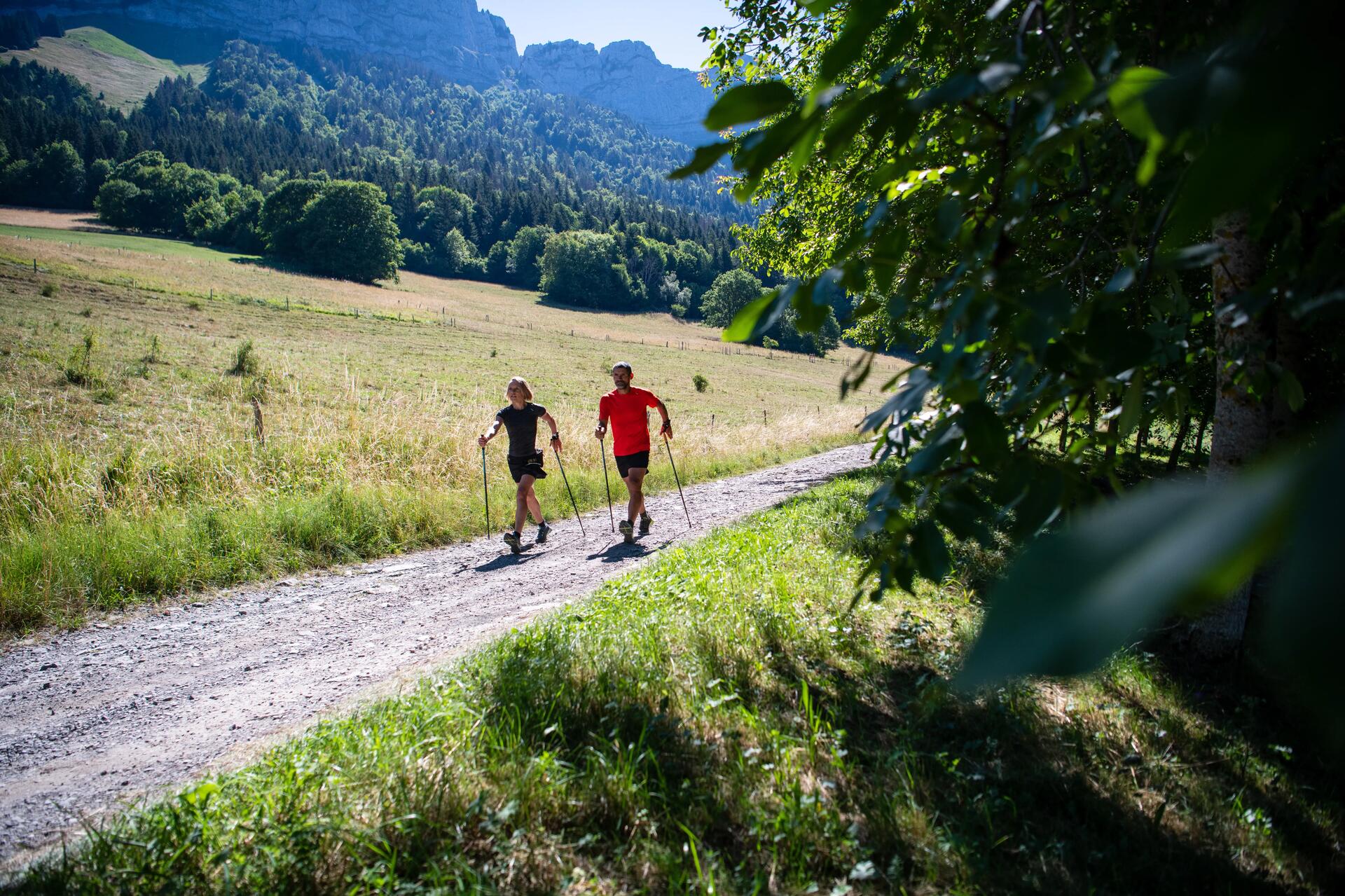 Mężczyzna i kobieta ćwiczący nordic walking