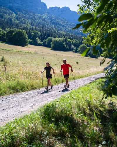 Staršia pani na túre s palicami na nordic walking
