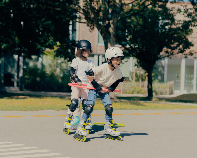 2 Kinderen spelen op Oxelo skeelers