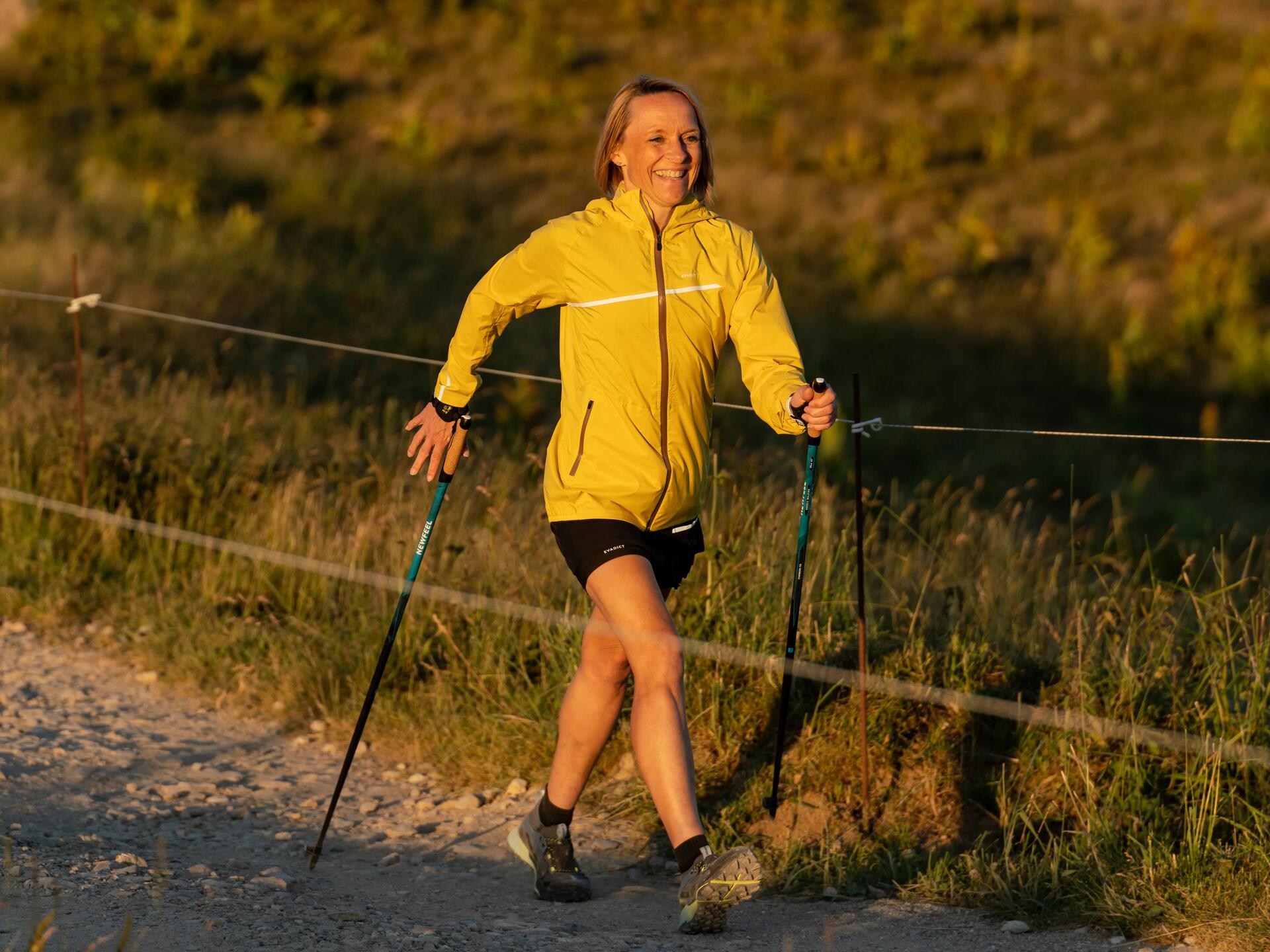 Kobieta po 50-tce trenująca nordic walking