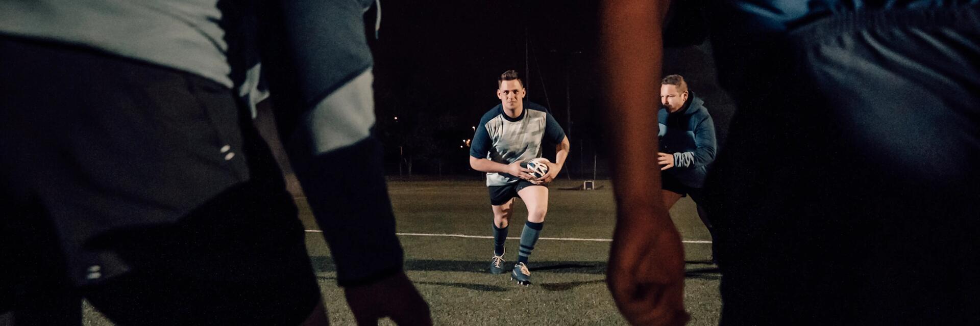 hombres jugando a rugby