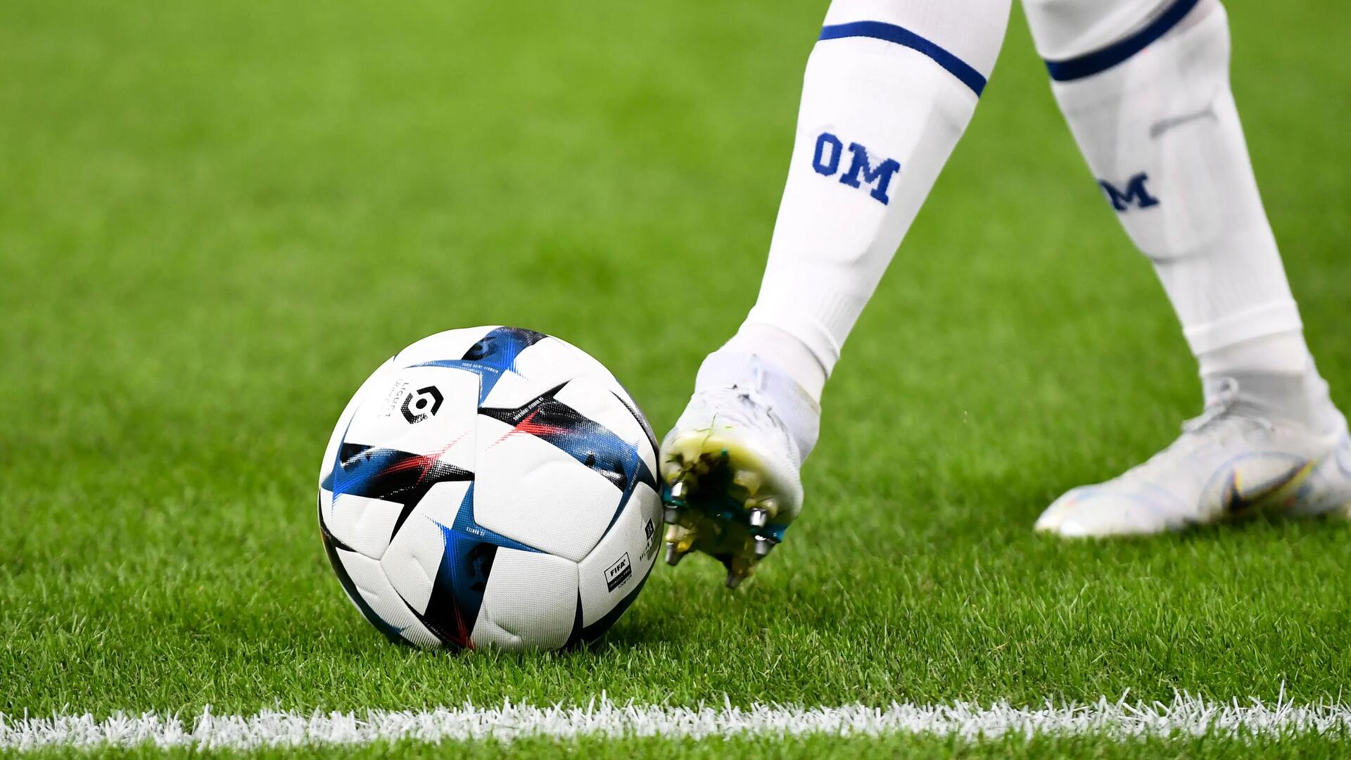 Voetballer die de bal aan ze voet heeft
