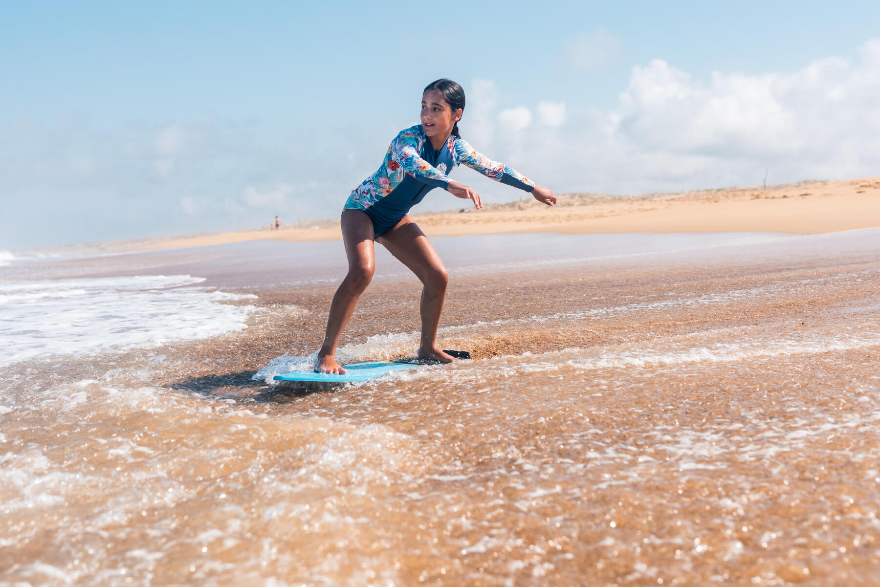 Dziewczynka uprawiająca skimboarding
