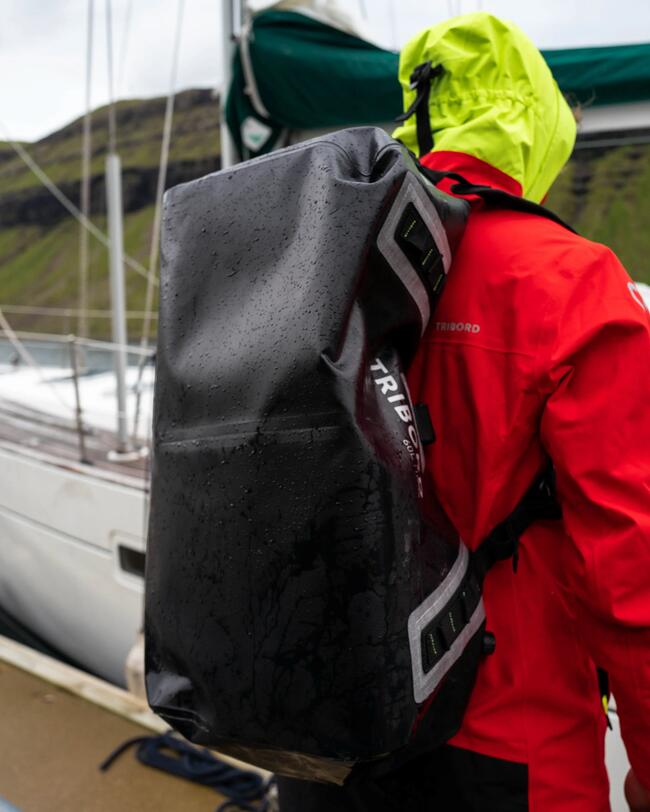 sac imperméable duffle 60L sur le dos d'un marin