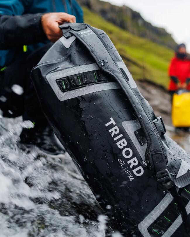 photo d'un sac imperméable 60L noir au dessus de l'eau
