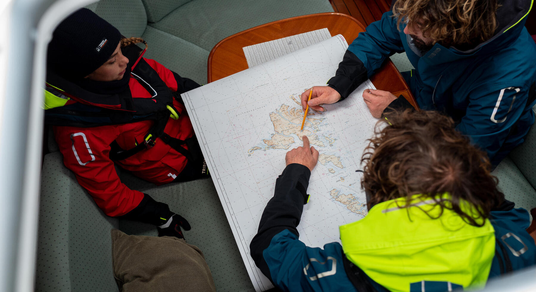 Equipage en train de prévoir leur trajet sur une carte