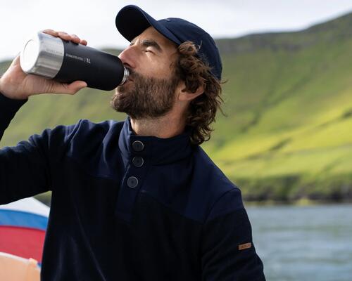 homme s'hydratant avec une gourde quechua 0.5L en mer