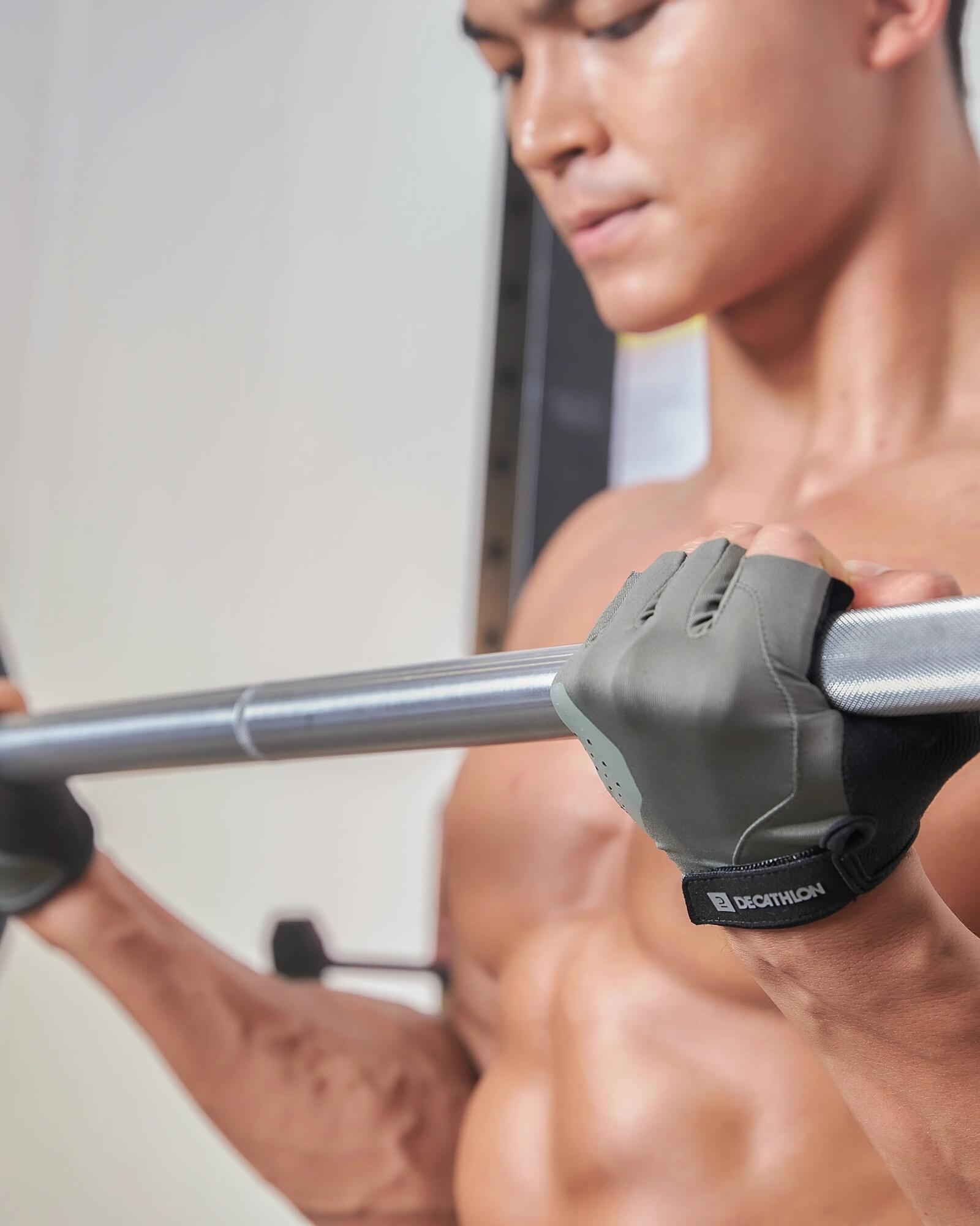 Alt Arnold Benutzerdefiniertes Gem Alt Arnold hat gesagt: Nahaufnahme einer Hand in einem Trainingshandschuh, die eine Hantelstange greift