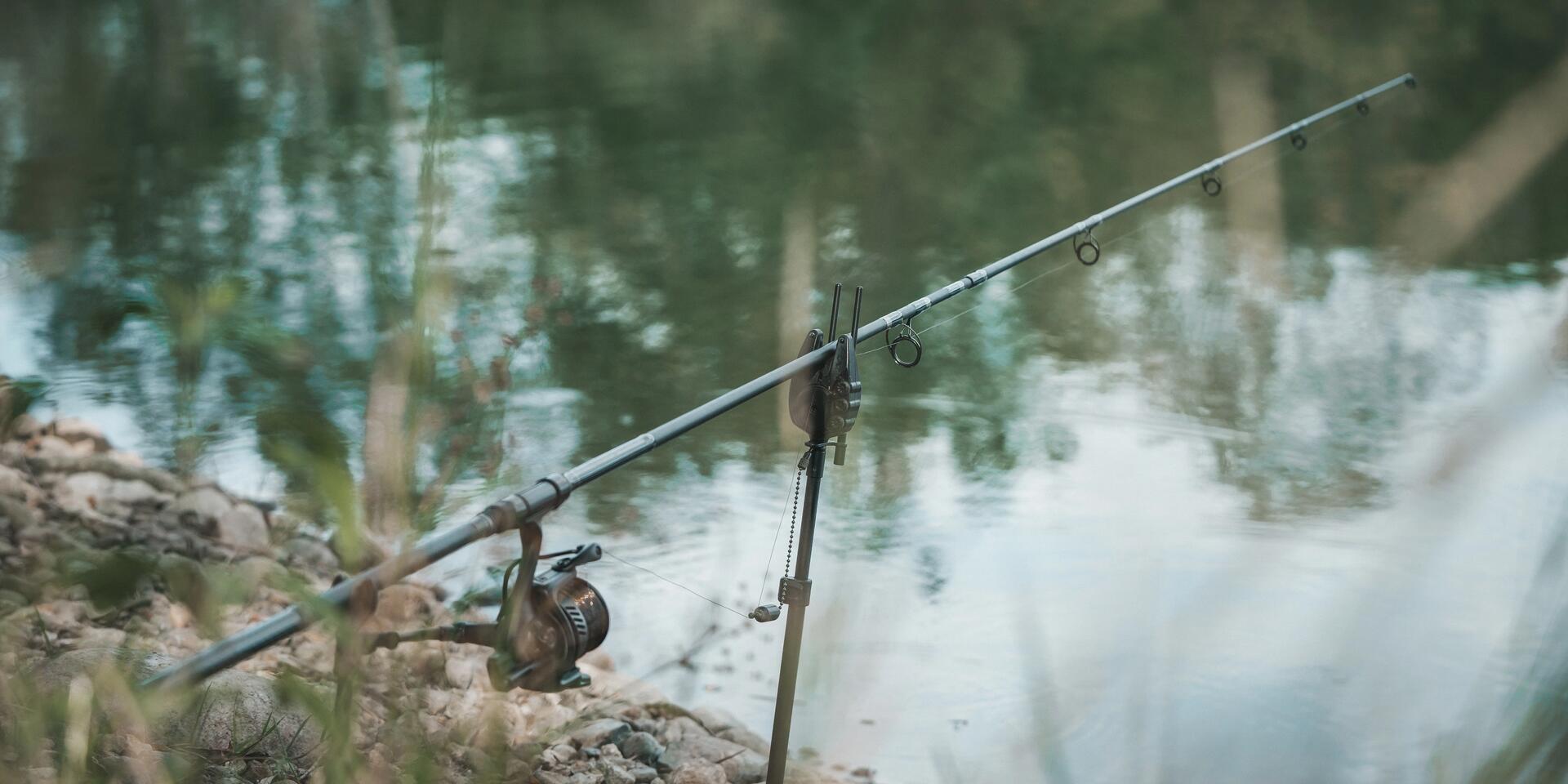 wędka karpiowa rozłożona nad wodą