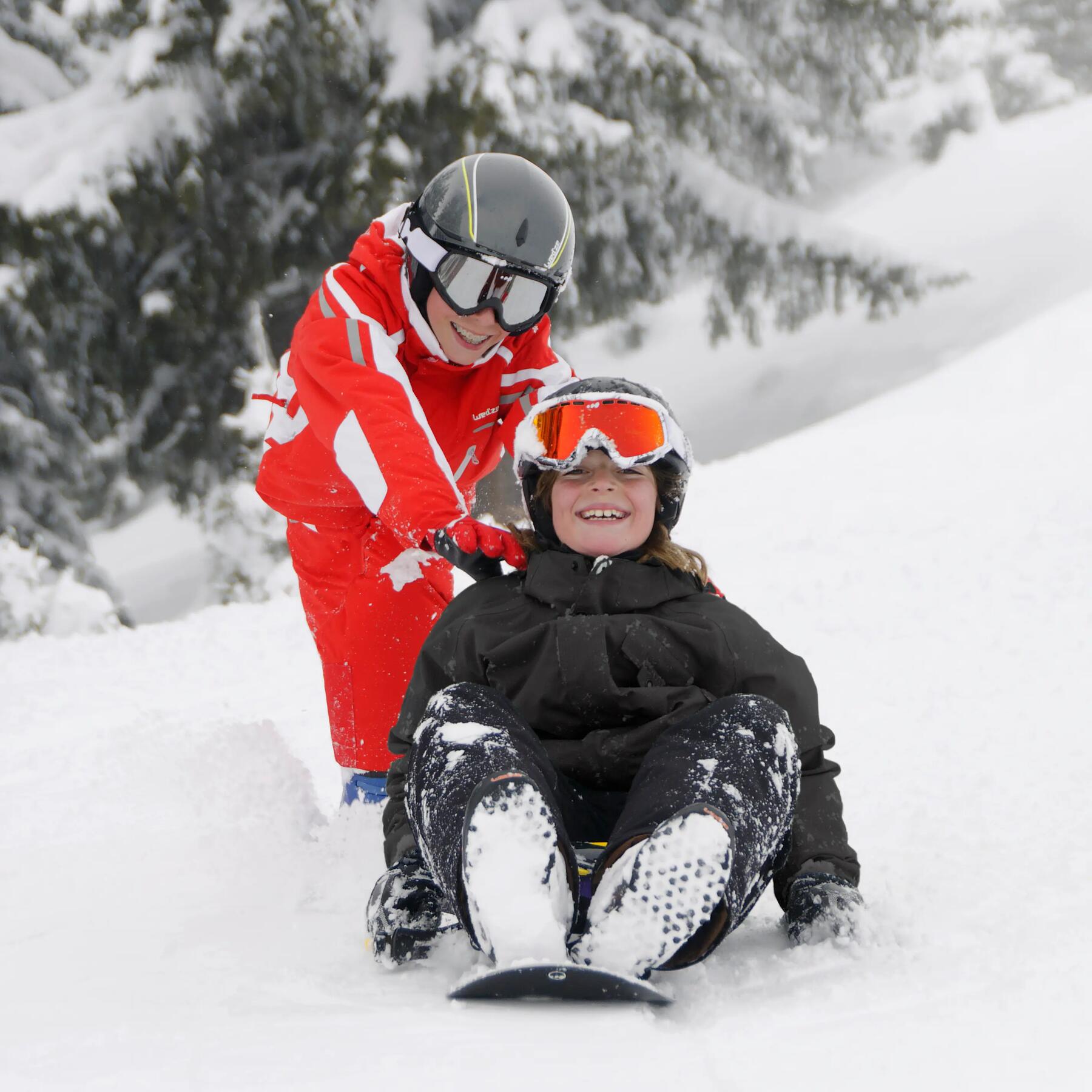 niños jugando en la nieve