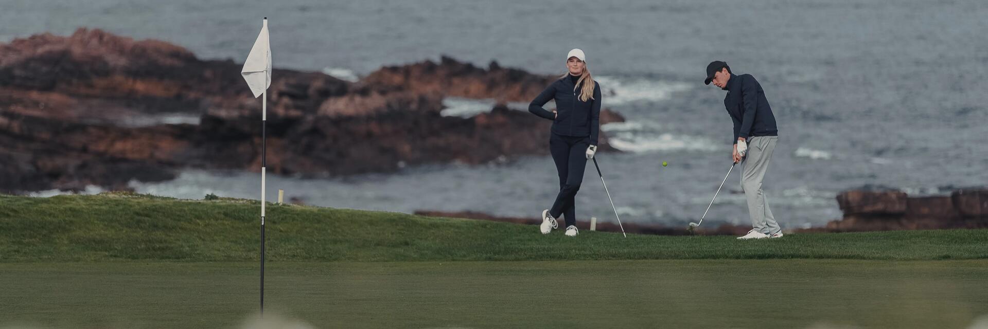 pareja jugando al golf