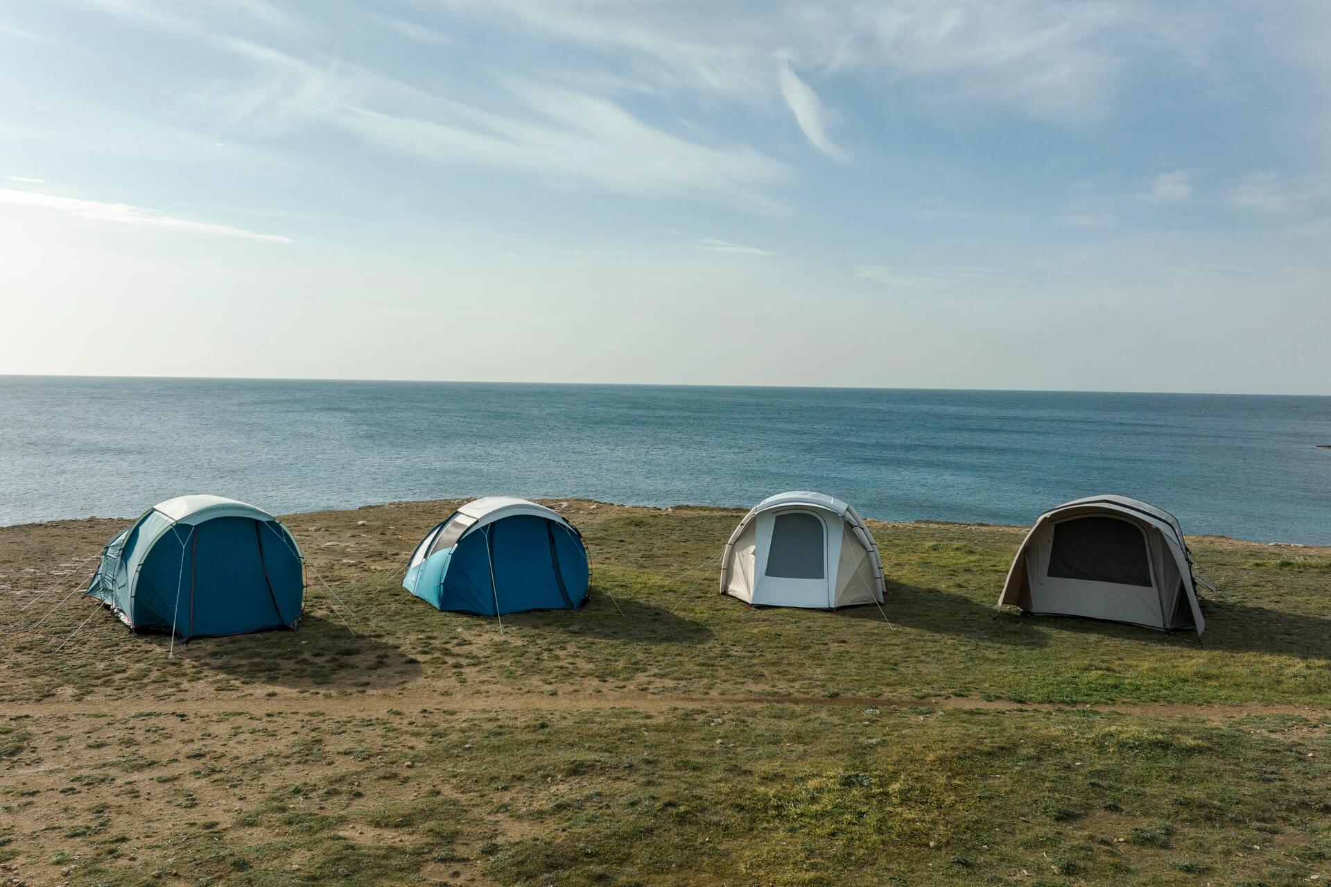 Namioty turystyczne rozłożone na wybrzeżu 