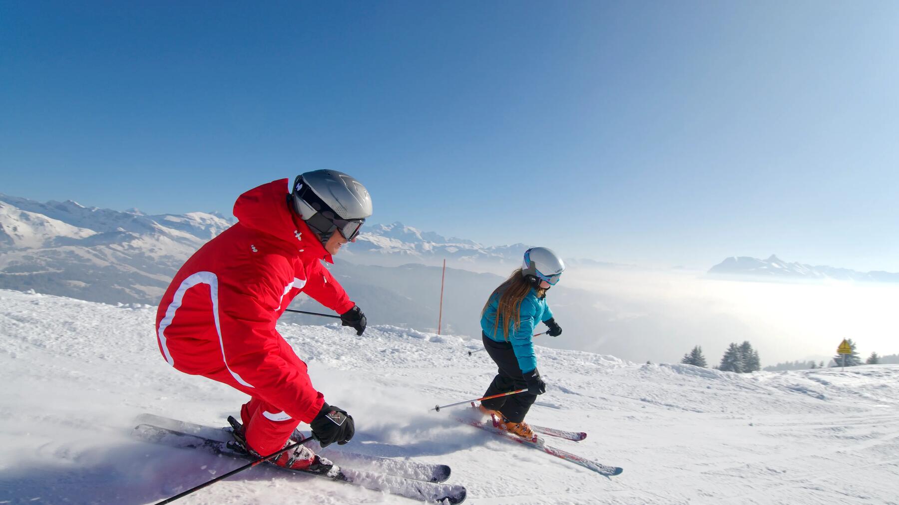 Twee mensen samen lekker aan het skiën in de bergen
