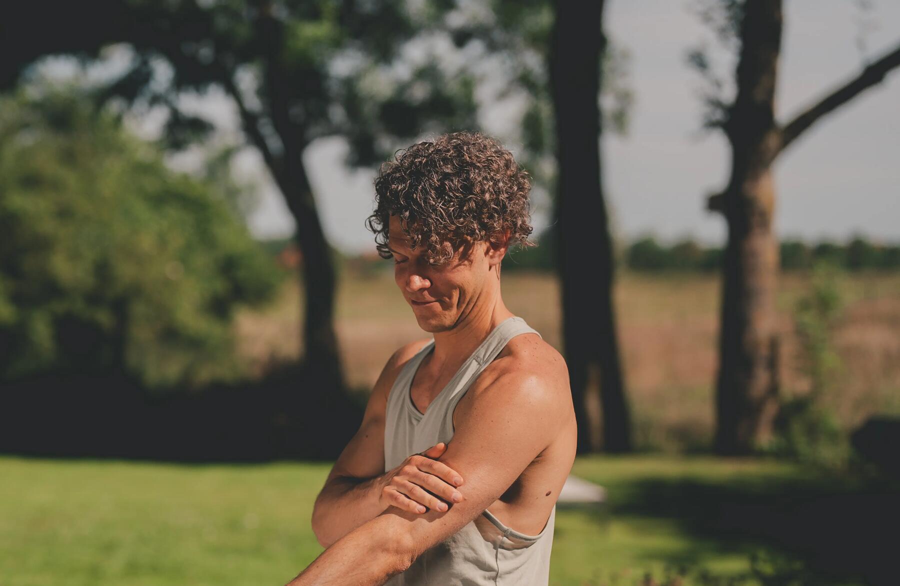 homme dans un champ qui regarde au loin l'air serein
