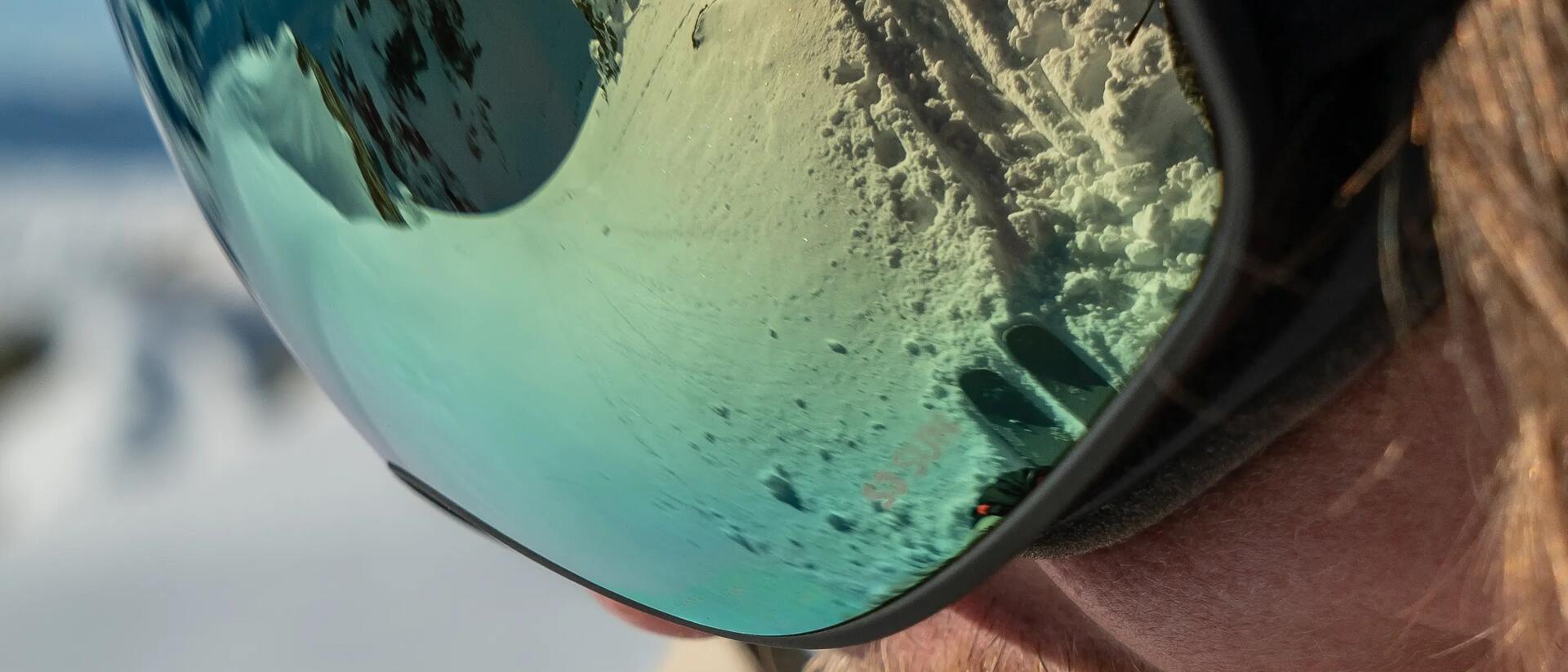 mężczyzna w goglach snowboardowych