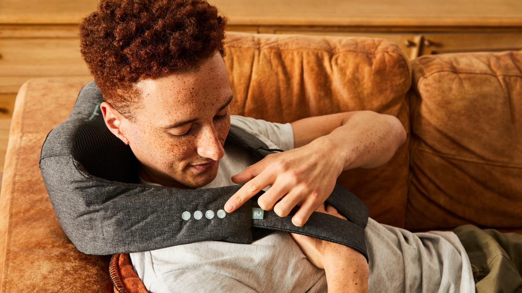 homem com cinto de massagem decathlon