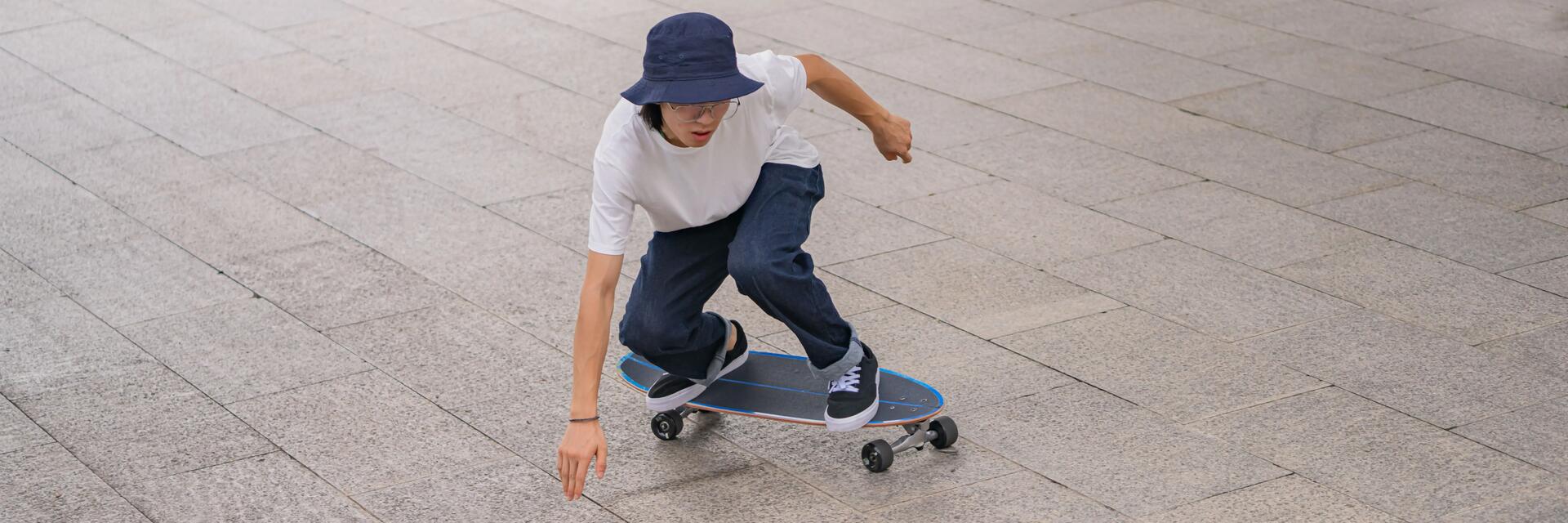 Mężczyzna jeżdżący na longboardzie
