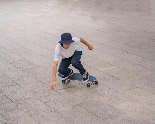 Mężczyzna jeżdżący na longboardzie