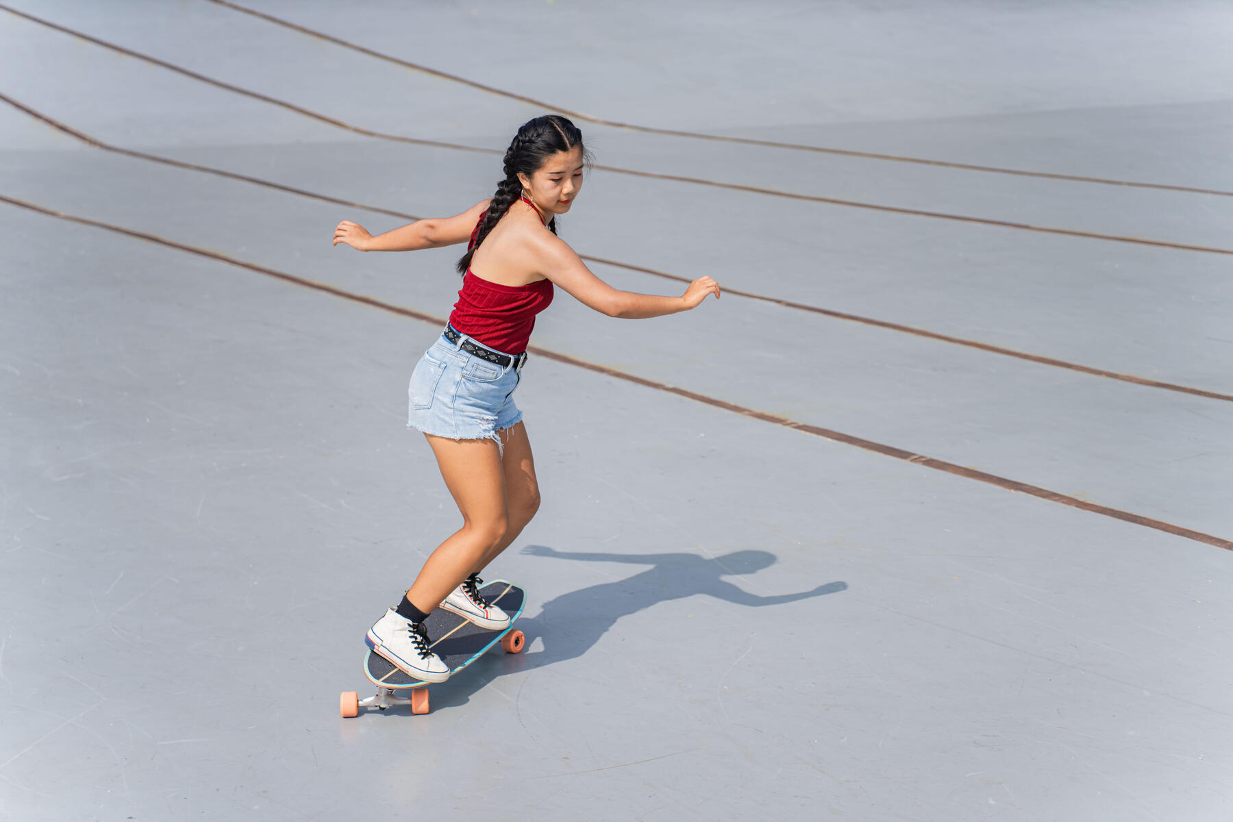 Dziewczyna jeżdżąca na longboardzie