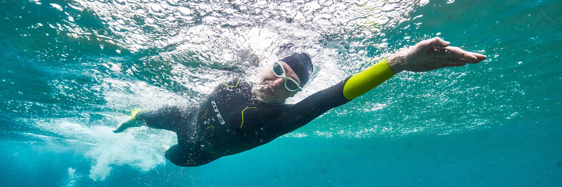 wetsuit-voor-openwaterzwemmen-aantrekken