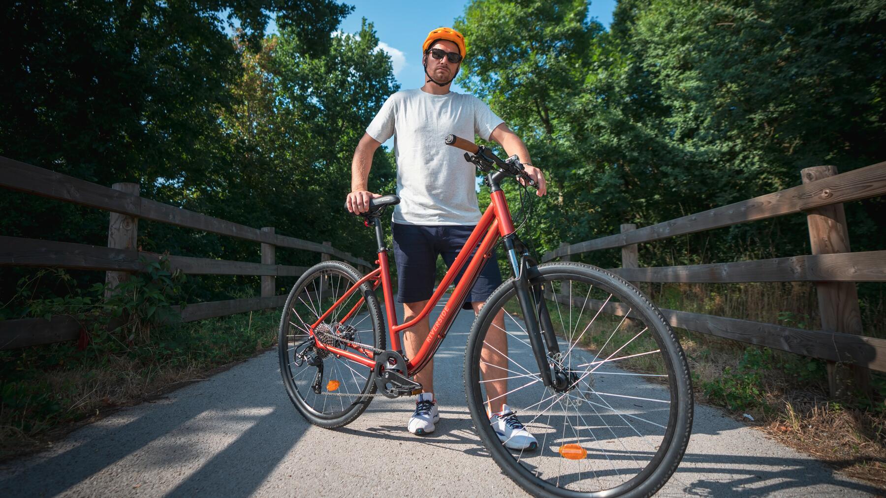 Homem parado com a sua bicicleta