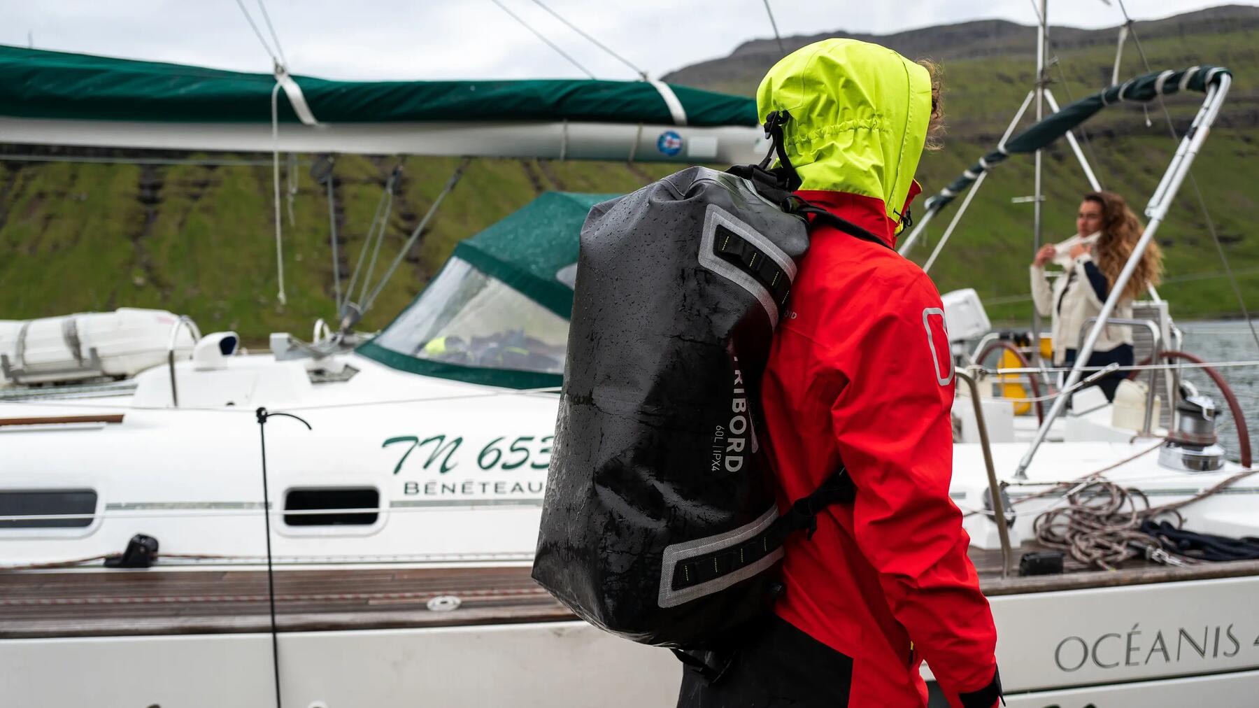 Segler auf dem Weg zum Boot mit Segelzubehör
