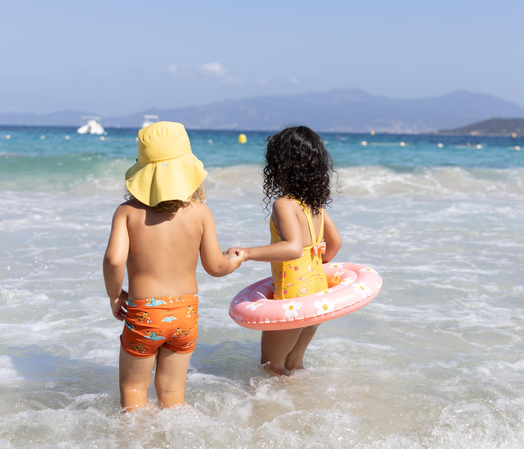 Une serviette toilette bébé idéale pour la piscine ou la mer