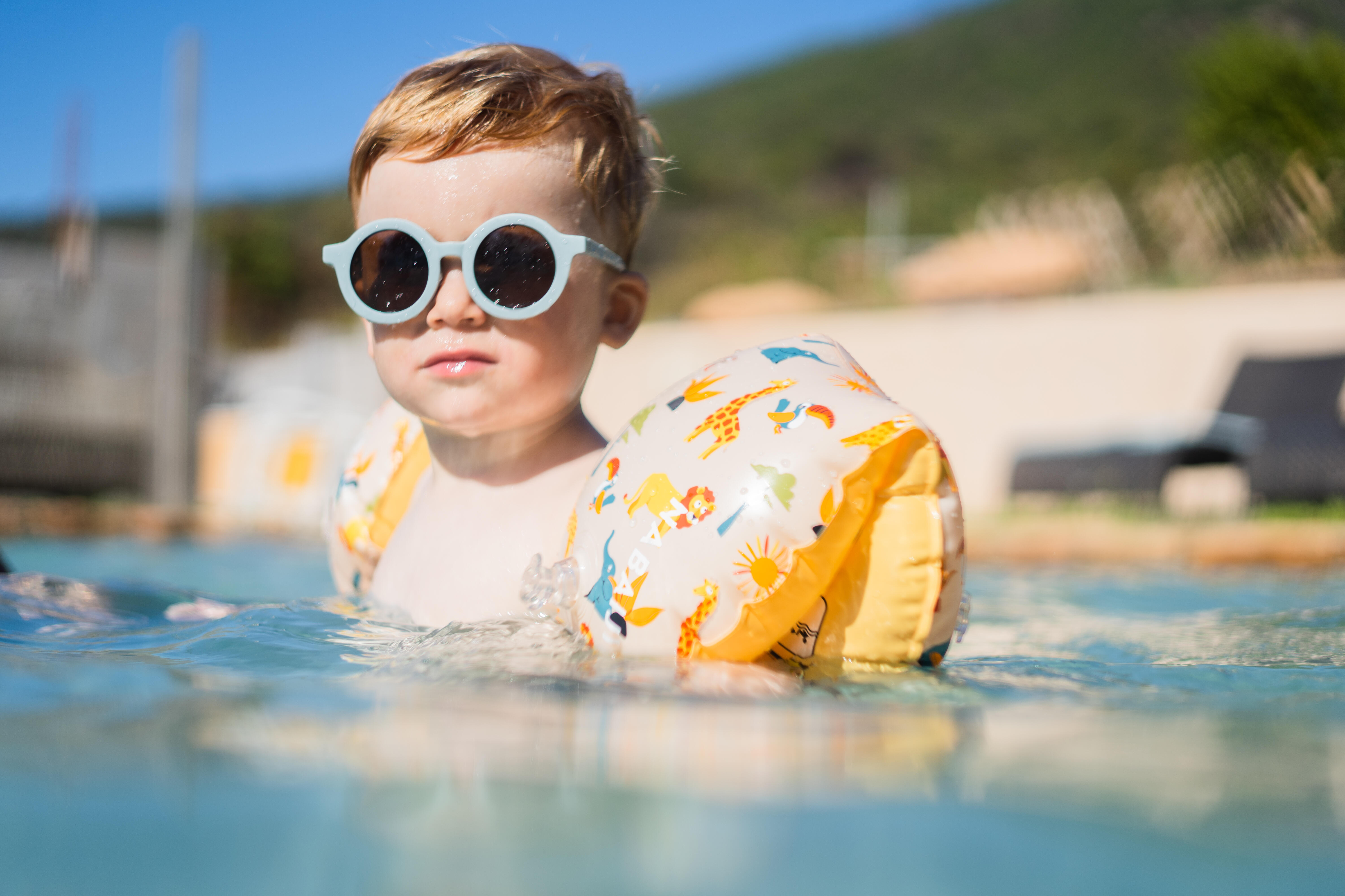 ¿Cómo enseñar a nadar a un bebé?