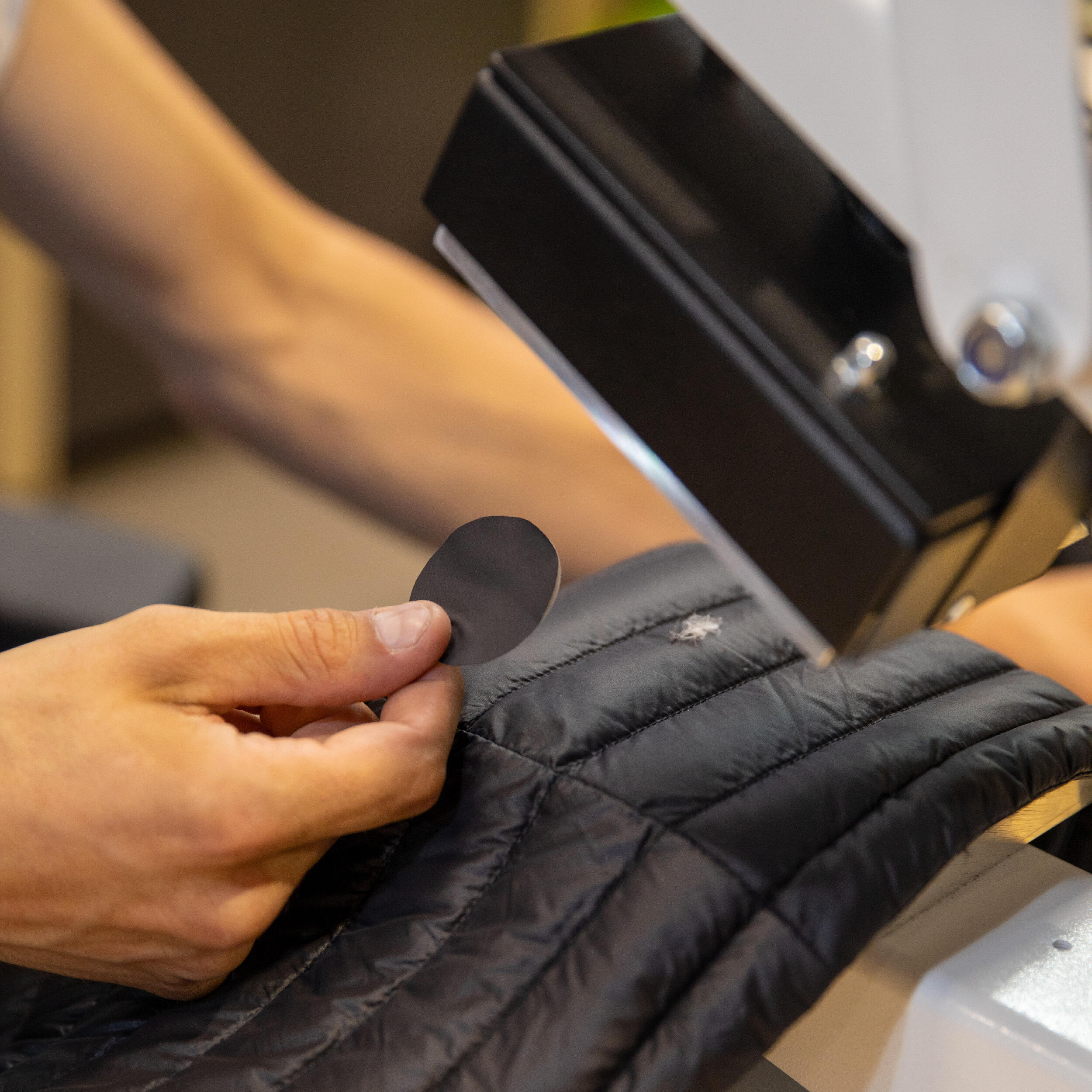 POSE DE PATCH THERMOCOLLANT SUR DOUDOUNE FORCLAZ. - WORKSHOP