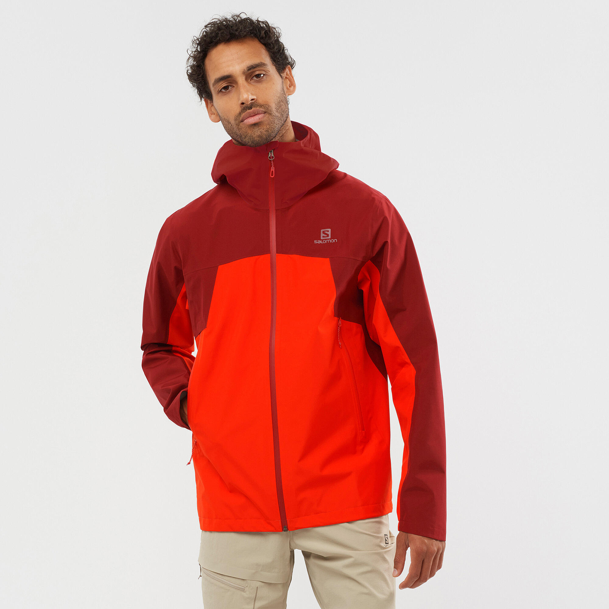 The recycled GORE-TEX jacket provides full protection against bad weather 2/8