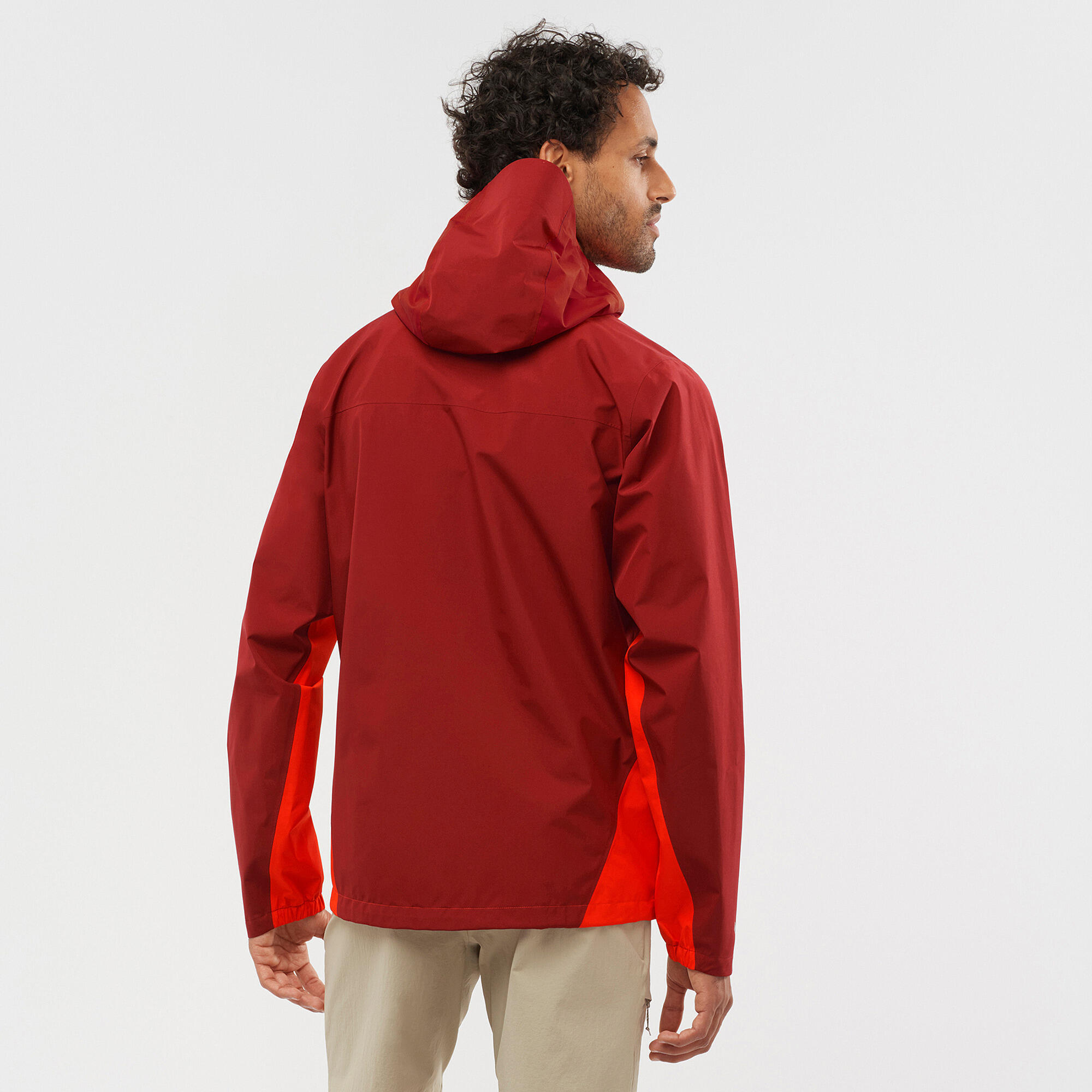 The recycled GORE-TEX jacket provides full protection against bad weather 3/8