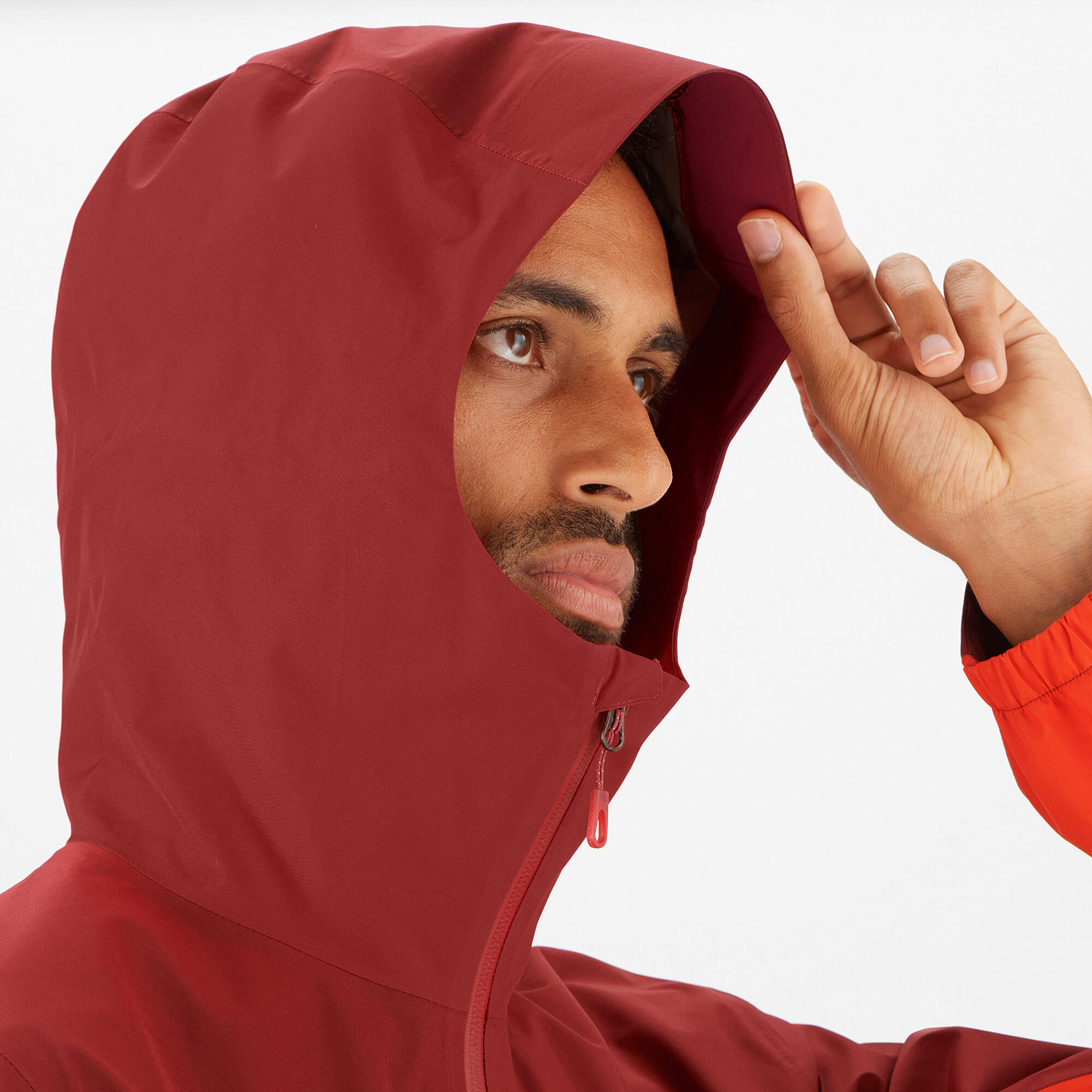 The recycled GORE-TEX jacket provides full protection against bad weather 4/8