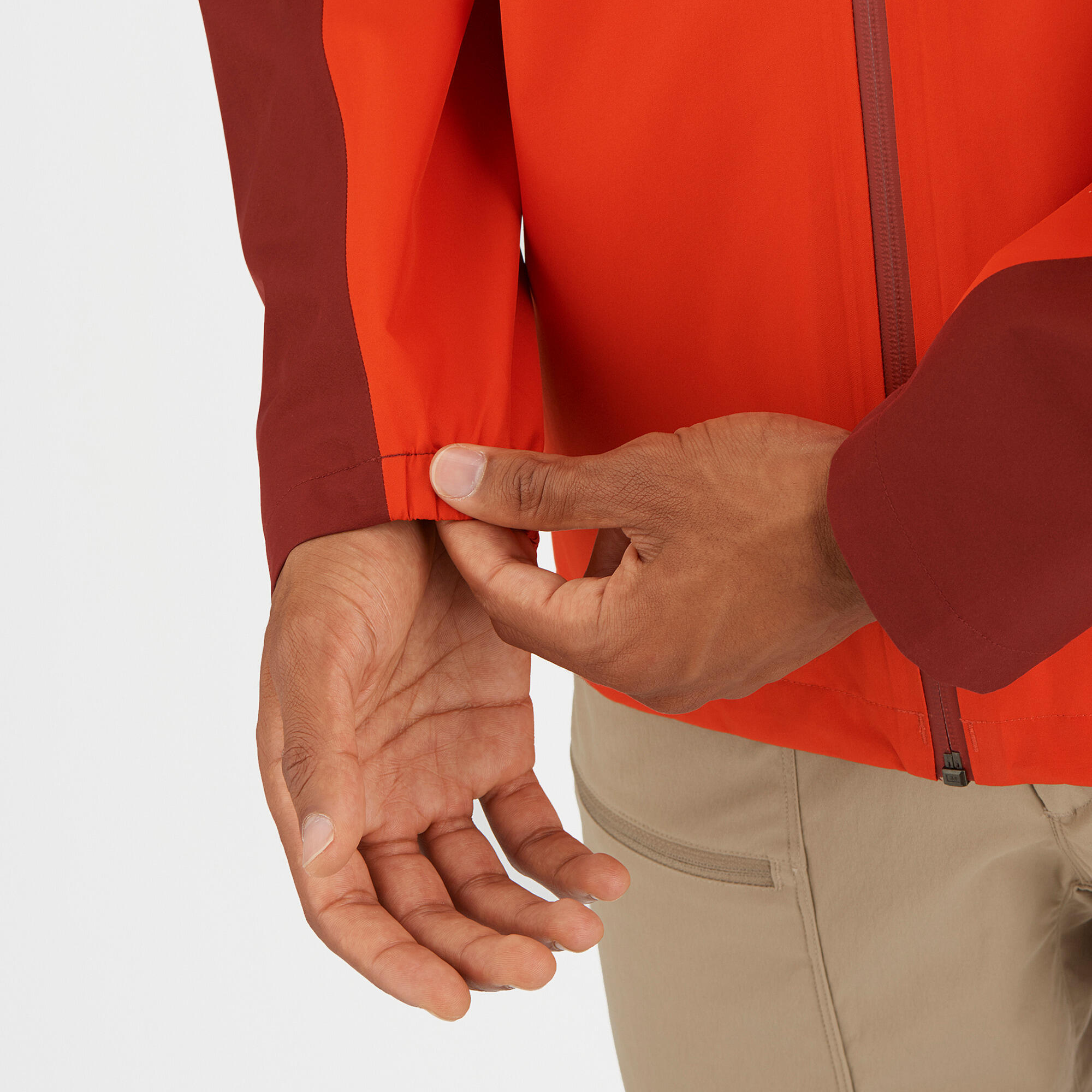 The recycled GORE-TEX jacket provides full protection against bad weather 7/8