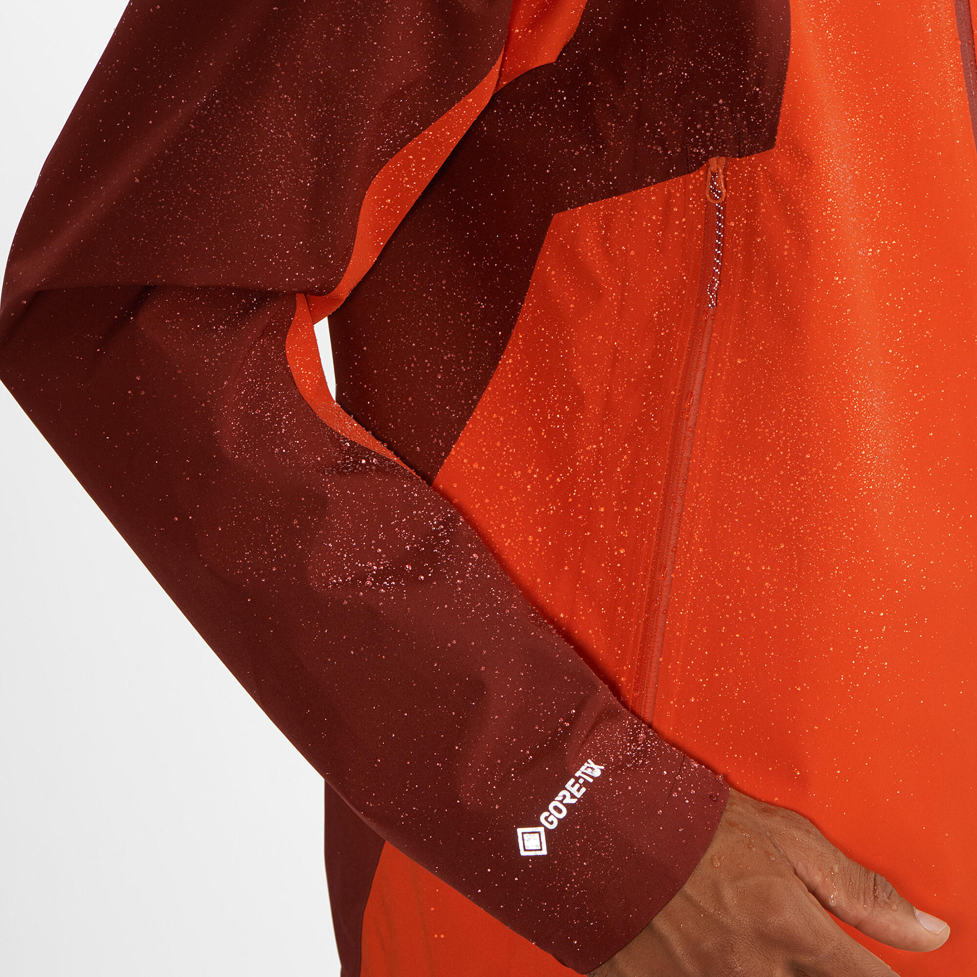 The recycled GORE-TEX jacket provides full protection against bad weather 5/8