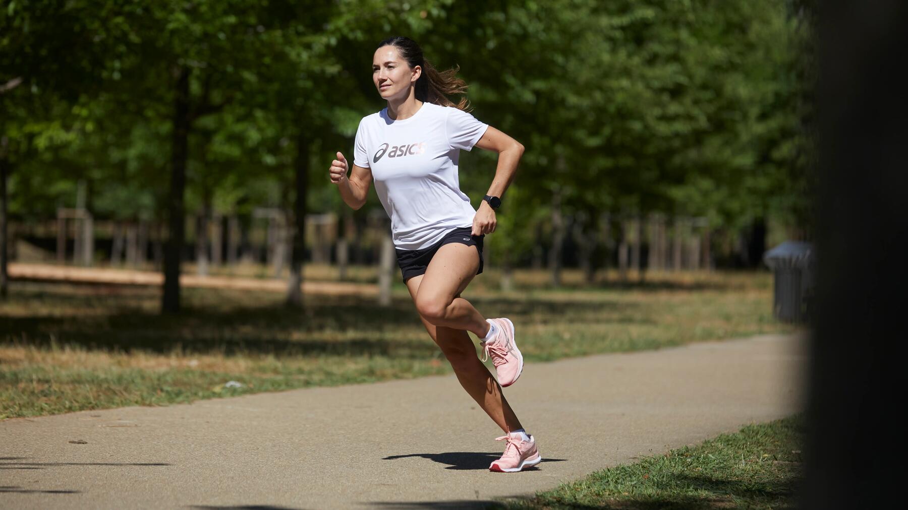 mujer haciendo running por el parque