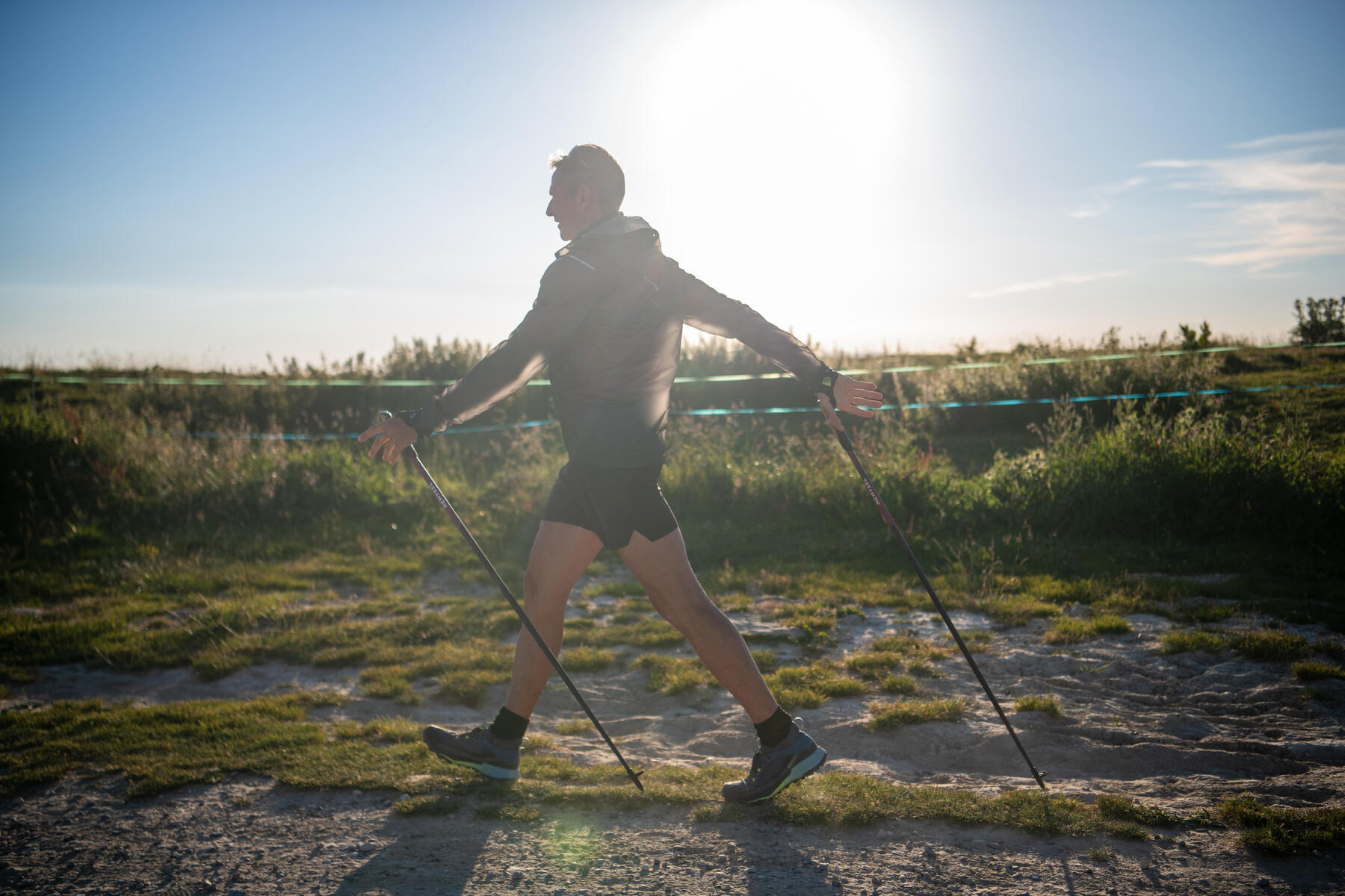 Mężczyzna ćwiczący nordic walking z przepukliną pępkową