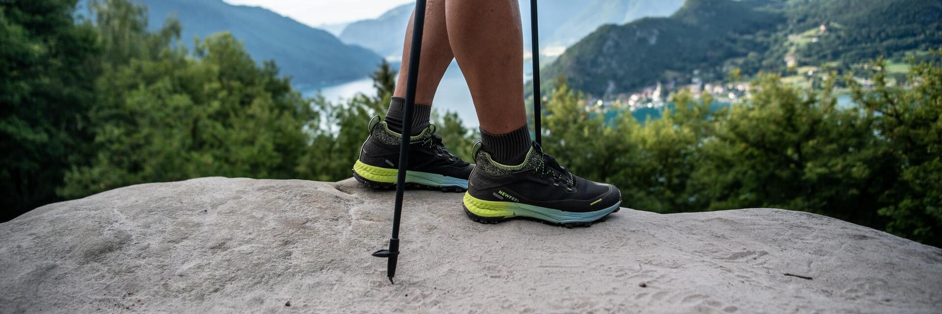 Mężczyzna w butach sportowych z kijkami nordic walking z wymienionymi końcówkami