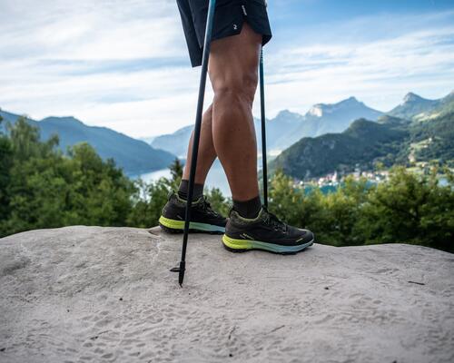 Mężczyzna w butach sportowych z kijkami nordic walking z wymienionymi końcówkami