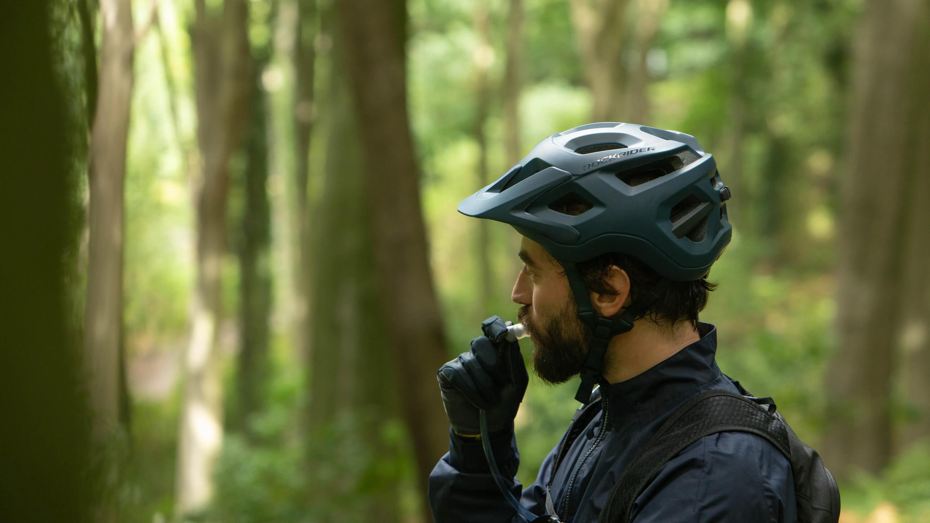 Man met rockrider mountainbike regenjas