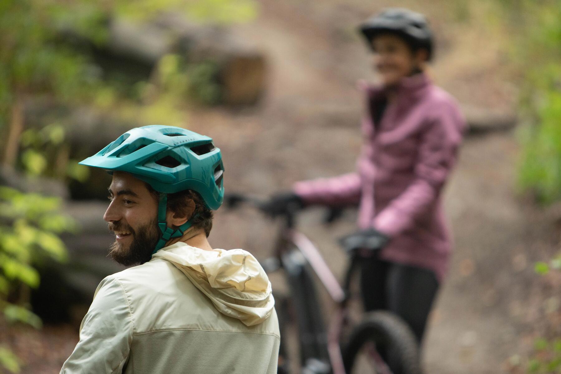 e pessoas a pedalar de btt