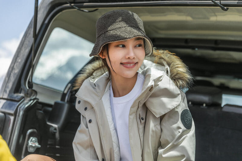 Jak nosić i z czym łączyć bucket hat? Trendy i stylizacje