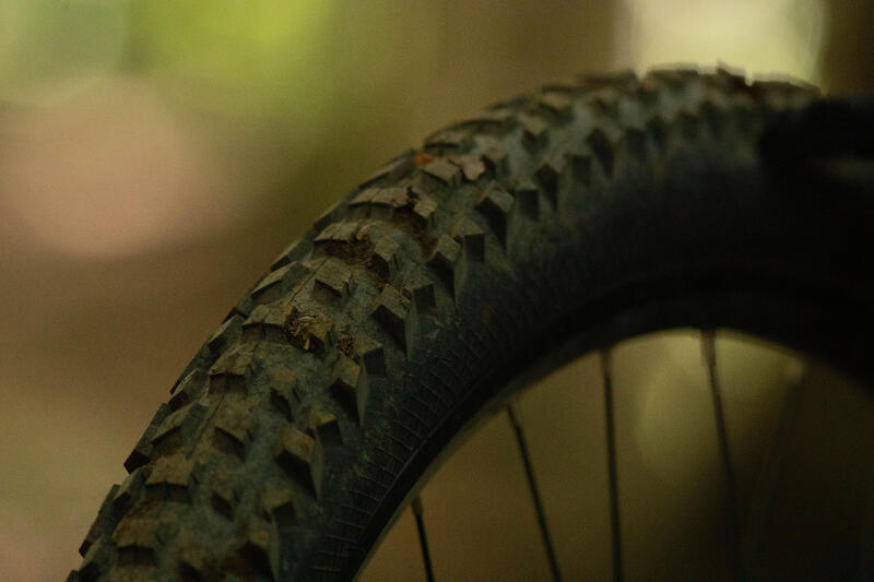 Comment bien choisir son pneu de vélo ? (Ville, VTT, Route, Gravel)