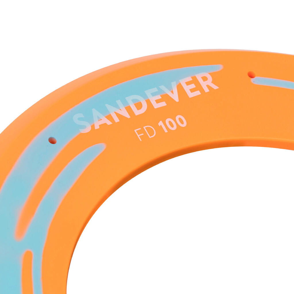 Anneau souple orange permettant de faire des lancers de longue distance.