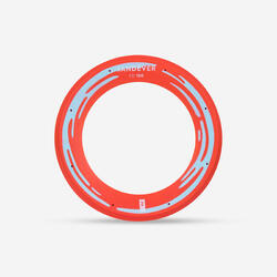 Flexibler roter Ring, mit dem man weite Würfe machen kann.