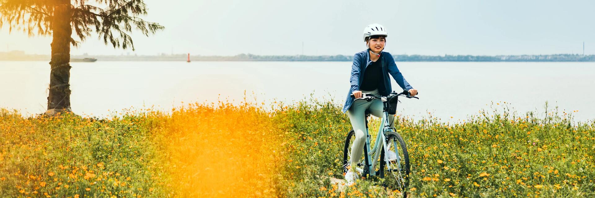 Kobieta jadąca na rowerze na Śląsku