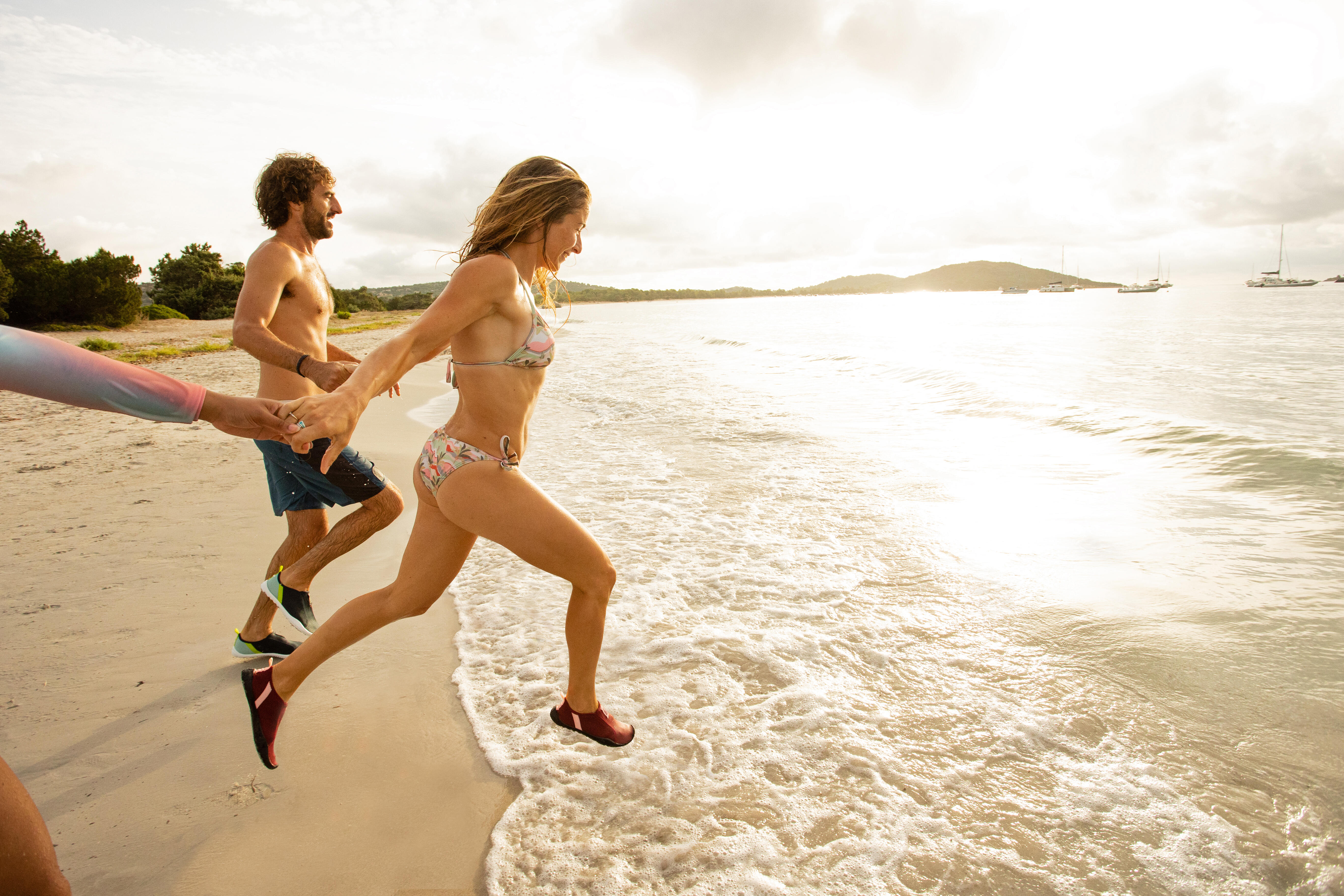 Personas corriendo en una playa